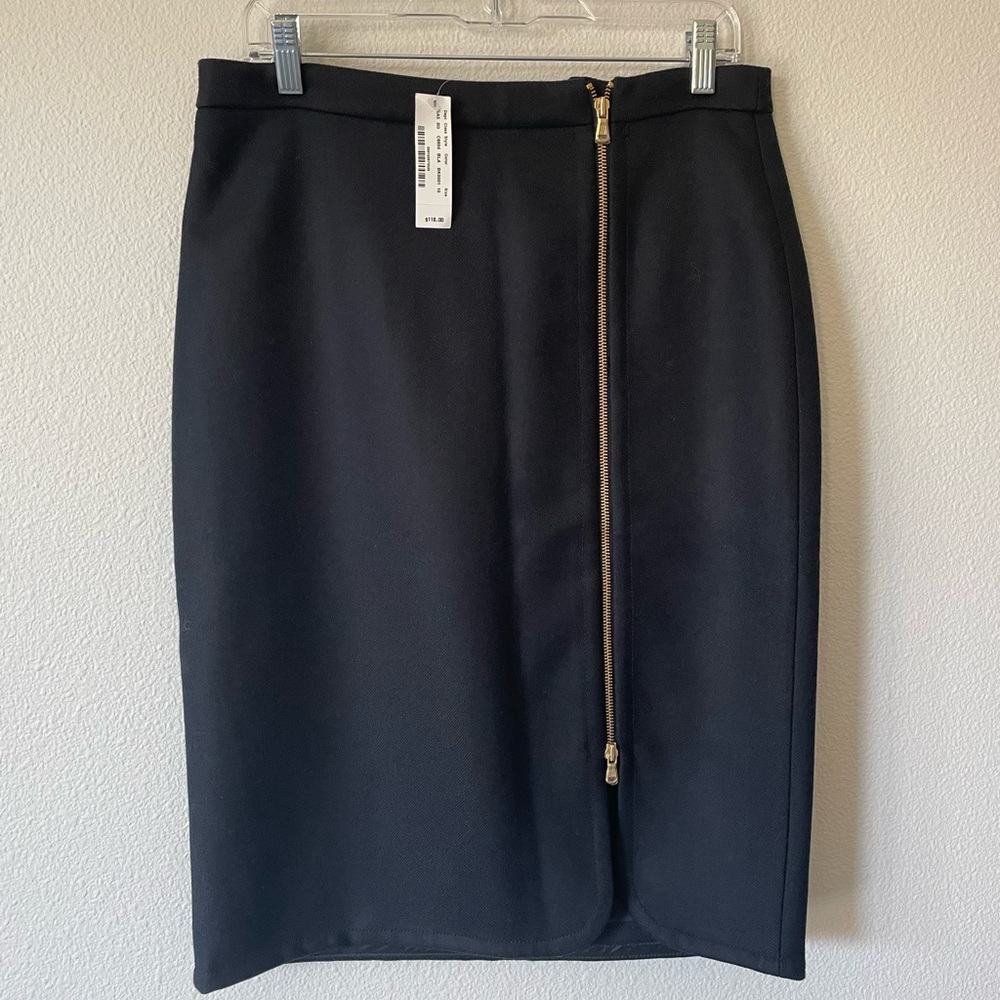 Skirt with golden zipper